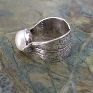 R2865 Silpada Silver & Pearl “Nestled Pearl” Ring - NWT size 7 Retired